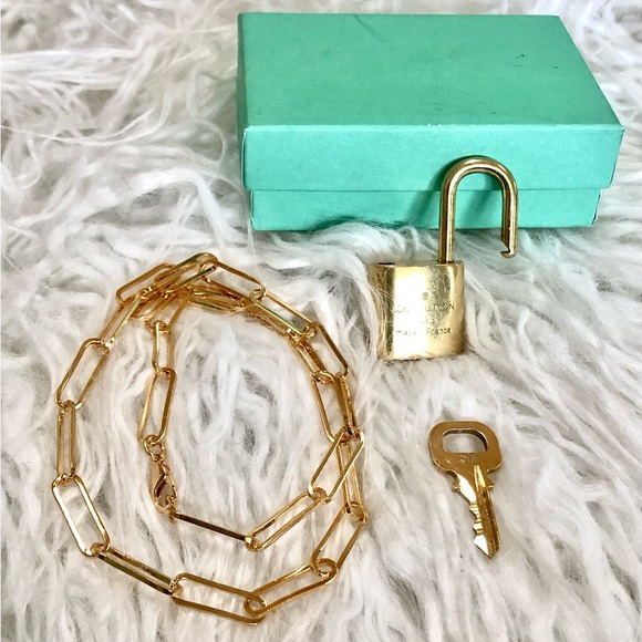 LV Lock & Key #317 Louis Vuitton Paris with 18” gold metal Paperclip chain - Picture 6 of 16